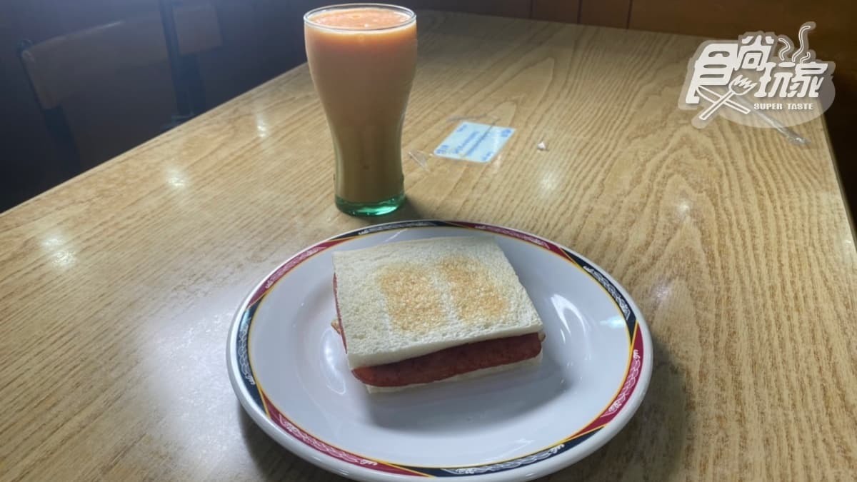 三重在地下午茶!古早味「火腿蛋吐司」一咬就爆漿,超濃郁木瓜牛奶、比臉大雞排也必點