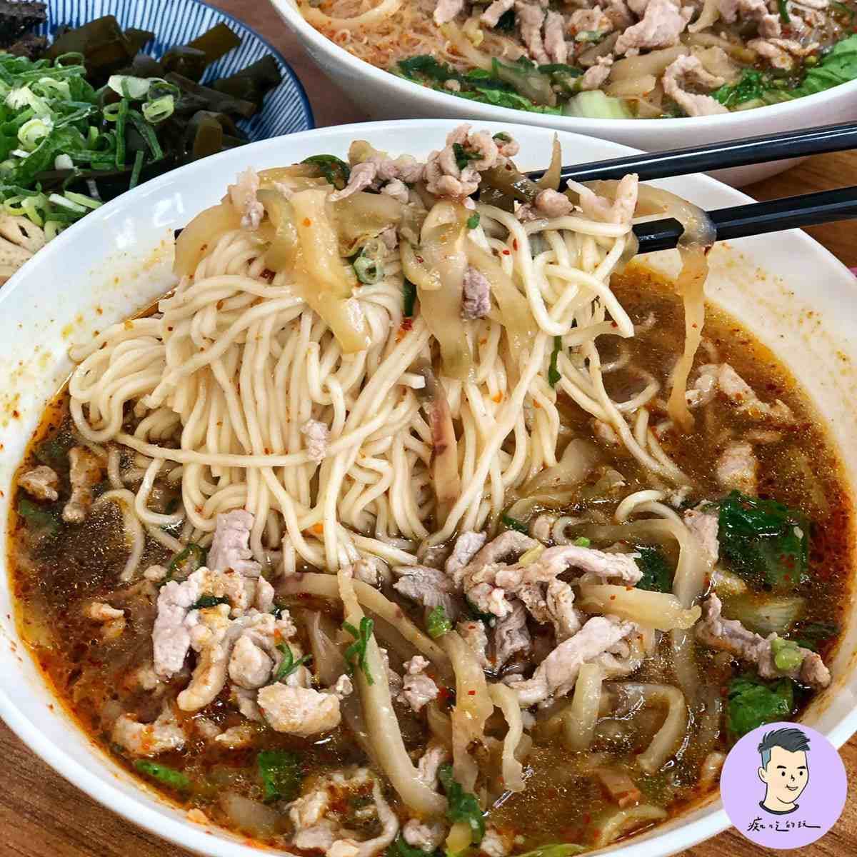 外帶回家吃!現炒榨菜肉絲麵「浮誇大碗公」香辣超過癮,1碗飽到晚上 外帶回家吃!現炒榨菜肉絲麵「浮誇大碗公」香辣超過癮,1碗飽到晚上