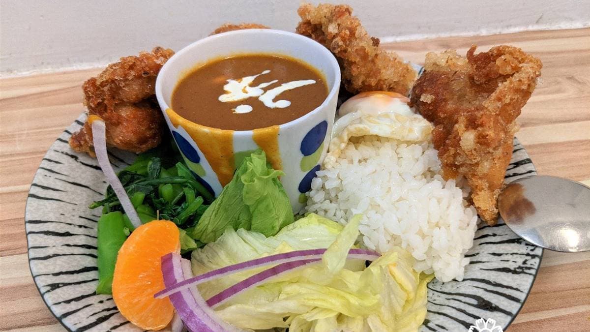 在地人外帶愛店!評價4.4星咖哩飯大分量超飽足,現煎半熟蛋配飯更過癮