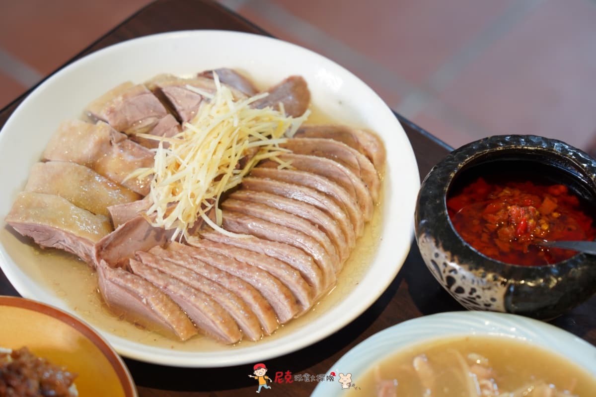 4.1顆星好評!40元鴨肉飯「油蔥酥+鴨肉」堆小山,招牌鴨肉羹舀得到滿滿配料 4.1顆星好評!40元鴨肉飯「油蔥酥+鴨肉」堆小山,招牌鴨肉羹舀得到滿滿配料