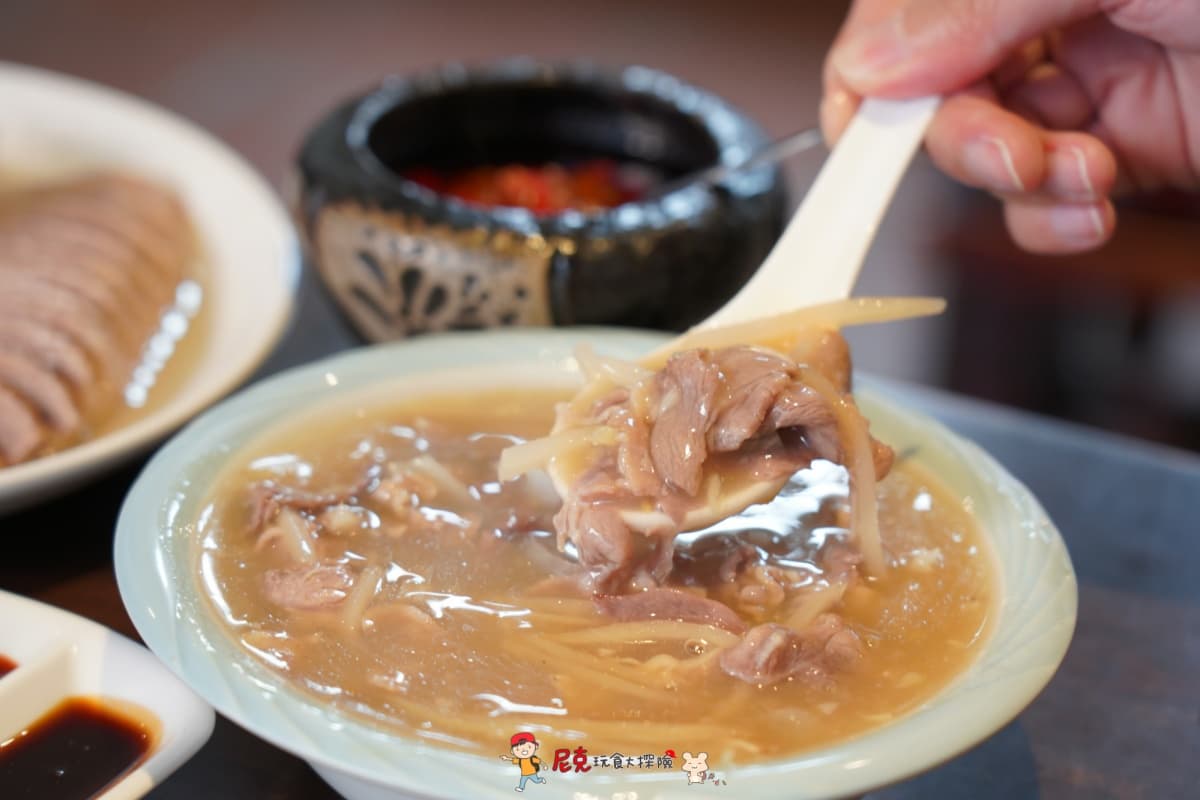 4.1顆星好評!40元鴨肉飯「油蔥酥+鴨肉」堆小山,招牌鴨肉羹舀得到滿滿配料 4.1顆星好評!40元鴨肉飯「油蔥酥+鴨肉」堆小山,招牌鴨肉羹舀得到滿滿配料