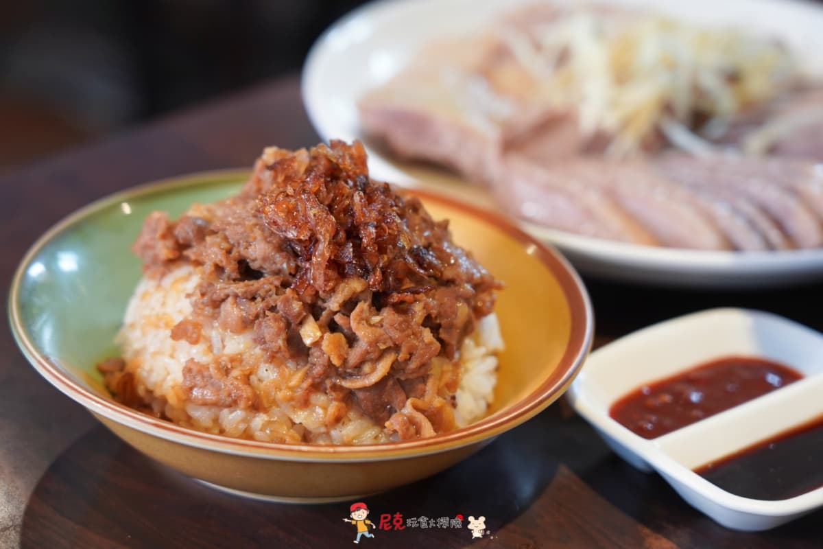 4.1顆星好評!40元鴨肉飯「油蔥酥+鴨肉」堆小山,招牌鴨肉羹舀得到滿滿配料 4.1顆星好評!40元鴨肉飯「油蔥酥+鴨肉」堆小山,招牌鴨肉羹舀得到滿滿配料