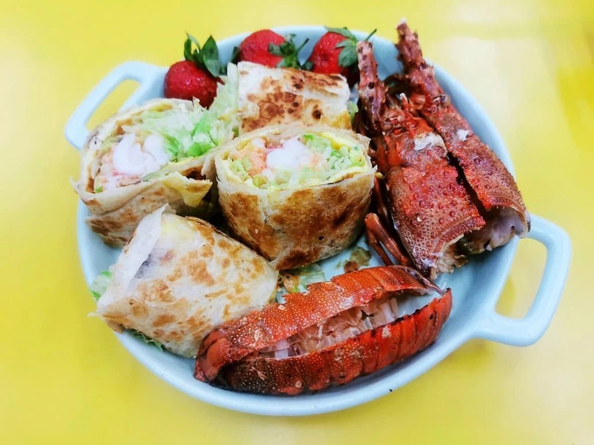 有浮誇!蛋餅竟包進一整隻龍蝦,消夜限定、每口都吃得到蝦肉 有浮誇!蛋餅竟包進一整隻龍蝦,消夜限定、每口都吃得到蝦肉