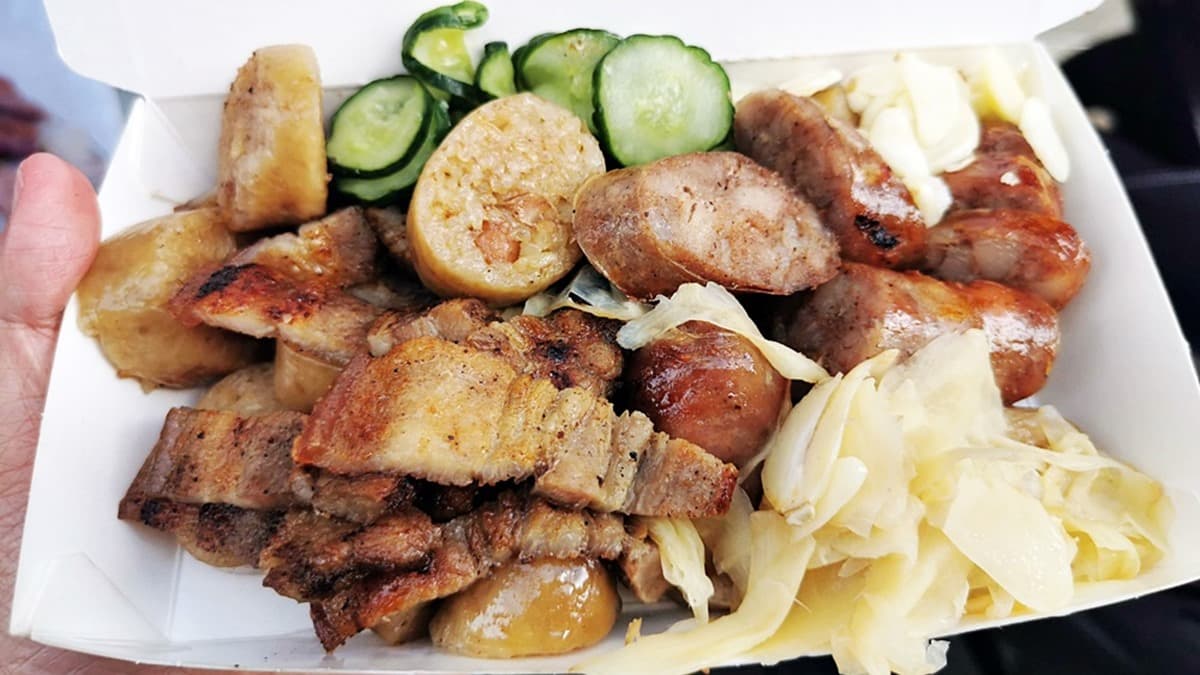 在地人都愛的外帶美食!噴汁高粱香腸要沾「五印醋」,隱藏版大腸頭晚來吃不到
