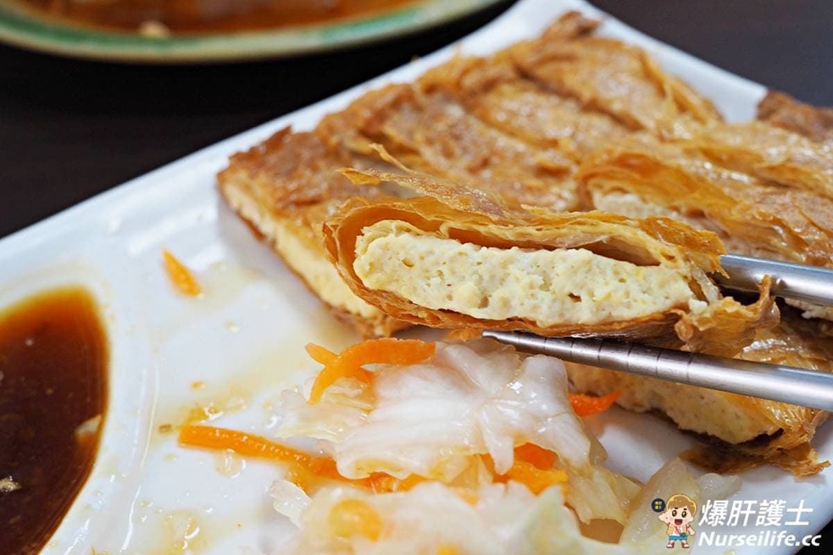 愈臭愈愛!30年老店必嘗古法發酵「蛋捲臭豆腐」,酥脆外皮蘸醬吃臭味更升級 愈臭愈愛!30年老店必嘗古法發酵「蛋捲臭豆腐」,酥脆外皮蘸醬吃臭味更升級