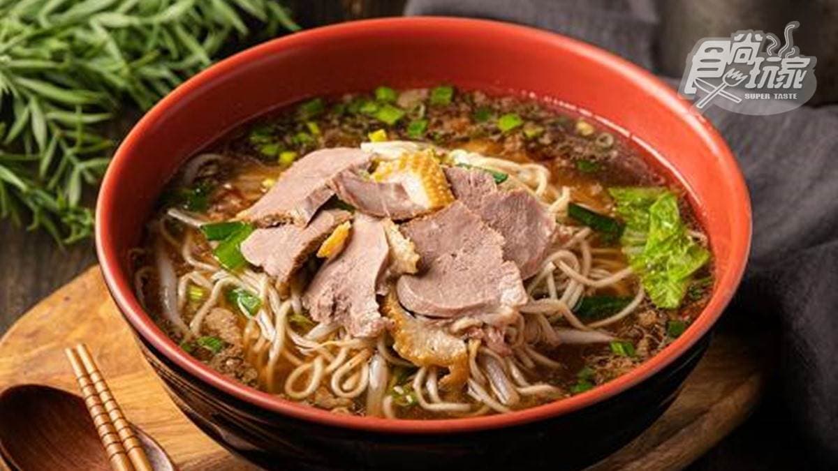 高雄人私藏!60年鴨肉麵加「豬油酥」超唰嘴,滷味拼盤蘸特製油膏也好搭