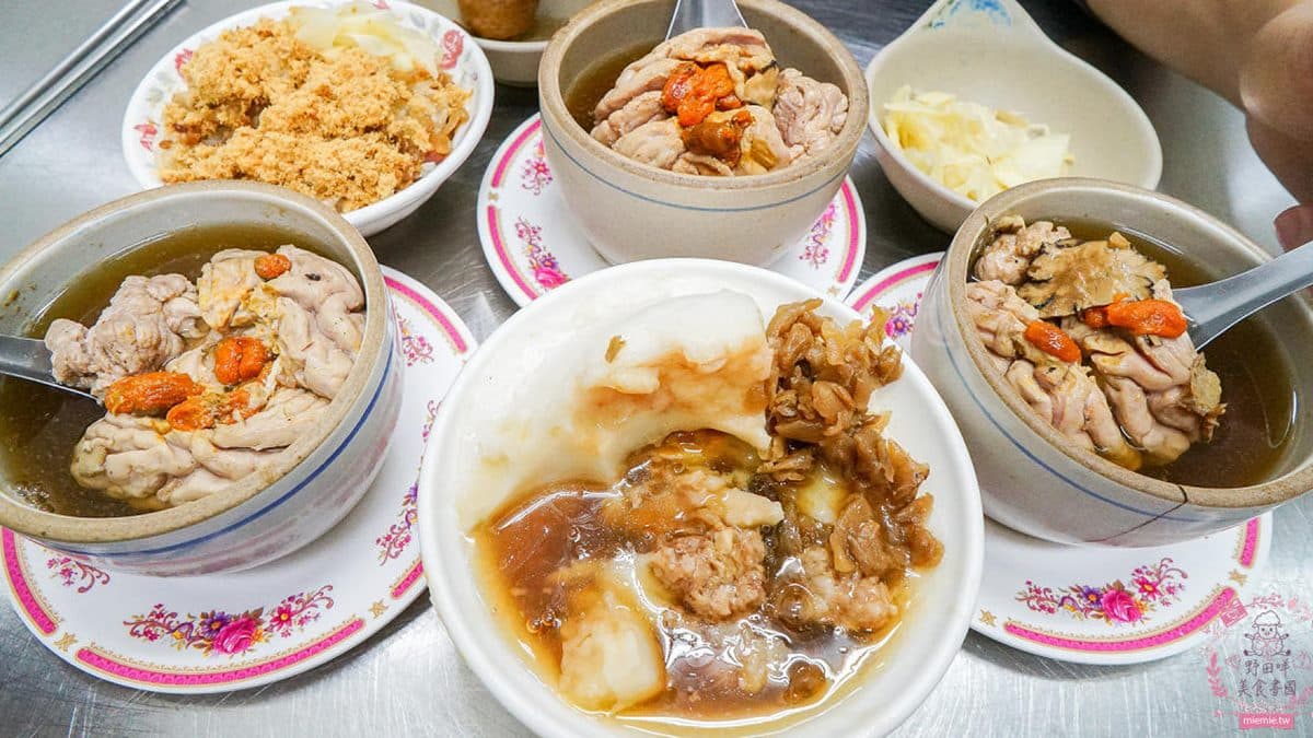 路邊攤賣到開店!高雄人氣「豬腦湯」藥膳香濃、口感綿密像雞佛,40元料多碗粿也欠吃