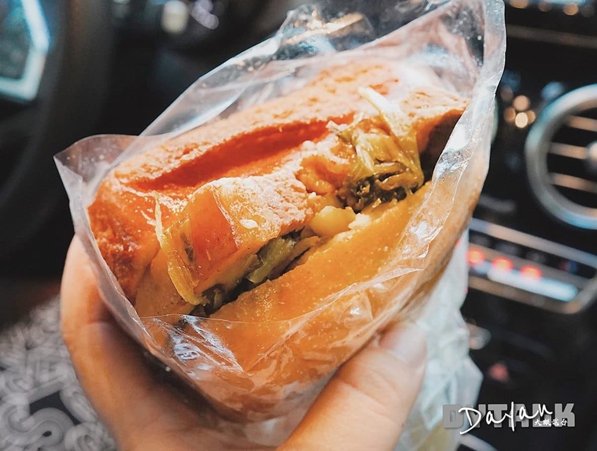 在地人下午茶!30年炸饅頭夾「扣肉+酸菜」鹹香超爽口,每日只賣4小時就收攤 在地人下午茶!30年炸饅頭夾「扣肉+酸菜」鹹香超爽口,每日只賣4小時就收攤