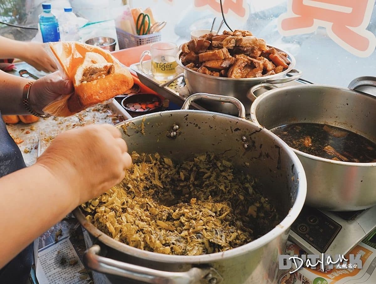 在地人下午茶!30年炸饅頭夾「扣肉+酸菜」鹹香超爽口,每日只賣4小時就收攤 在地人下午茶!30年炸饅頭夾「扣肉+酸菜」鹹香超爽口,每日只賣4小時就收攤
