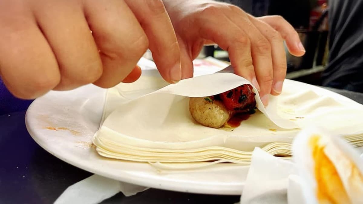 在地人私藏小吃!「潤餅皮」包大腸小腸外帶超方便,多重口感一咬就爆汁 在地人私藏小吃!「潤餅皮」包大腸小腸外帶超方便,多重口感一咬就爆汁