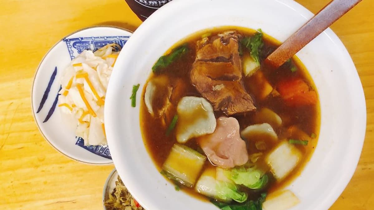 超有哏外送牛肉麵!必點大塊嫩牛腱+彩色麵疙瘩,澎派牛三寶搭特製「咖哩湯頭」更香濃 超有哏外送牛肉麵!必點大塊嫩牛腱+彩色麵疙瘩,澎派牛三寶搭特製「咖哩湯頭」更香濃