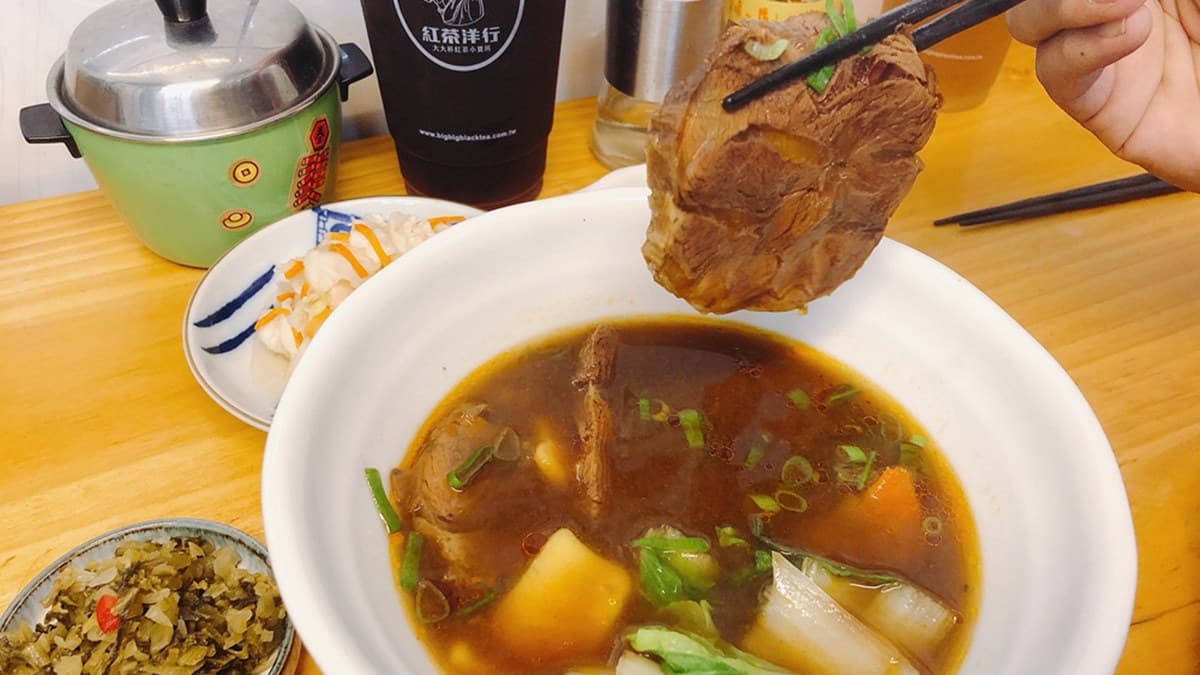 超有哏外送牛肉麵!必點大塊嫩牛腱+彩色麵疙瘩,澎派牛三寶搭特製「咖哩湯頭」更香濃 超有哏外送牛肉麵!必點大塊嫩牛腱+彩色麵疙瘩,澎派牛三寶搭特製「咖哩湯頭」更香濃