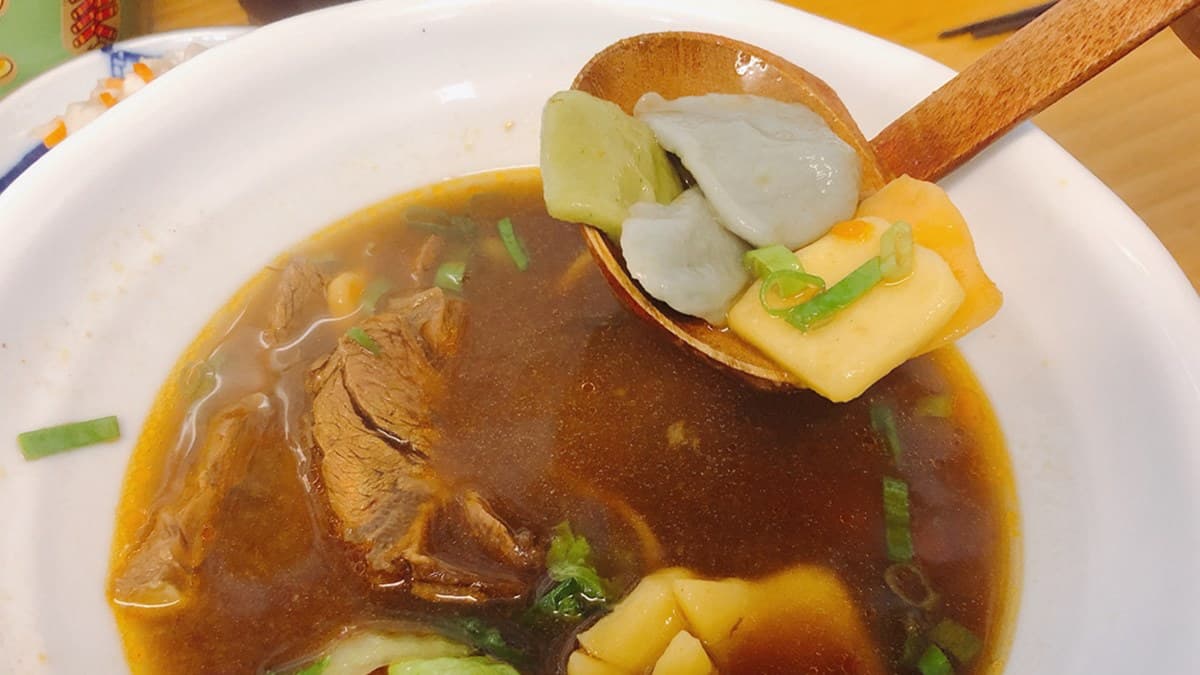 超有哏外送牛肉麵!必點大塊嫩牛腱+彩色麵疙瘩,澎派牛三寶搭特製「咖哩湯頭」更香濃 超有哏外送牛肉麵!必點大塊嫩牛腱+彩色麵疙瘩,澎派牛三寶搭特製「咖哩湯頭」更香濃