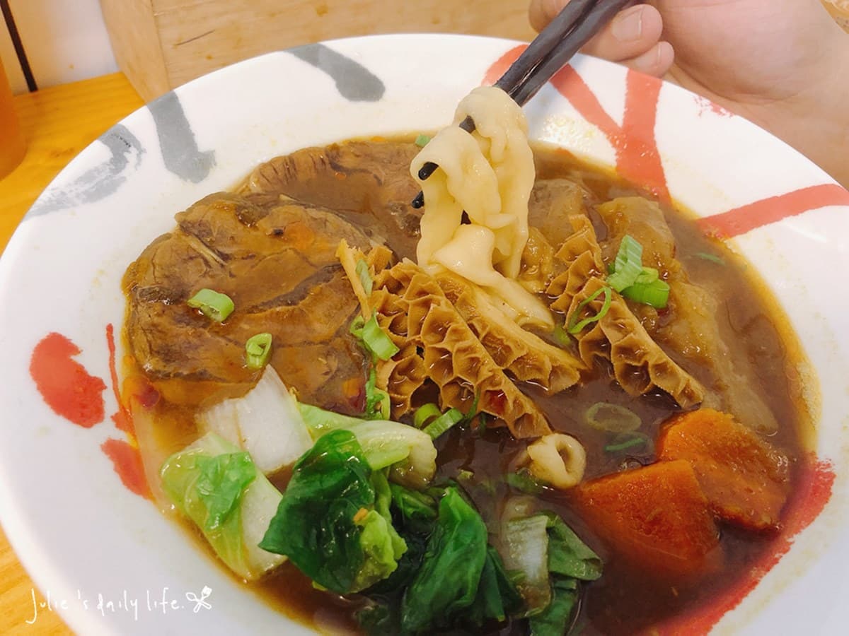 超有哏外送牛肉麵!必點大塊嫩牛腱+彩色麵疙瘩,澎派牛三寶搭特製「咖哩湯頭」更香濃 超有哏外送牛肉麵!必點大塊嫩牛腱+彩色麵疙瘩,澎派牛三寶搭特製「咖哩湯頭」更香濃