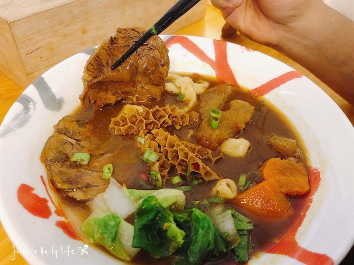超有哏外送牛肉麵!必點大塊嫩牛腱+彩色麵疙瘩,澎派牛三寶搭特製「咖哩湯頭」更香濃 超有哏外送牛肉麵!必點大塊嫩牛腱+彩色麵疙瘩,澎派牛三寶搭特製「咖哩湯頭」更香濃