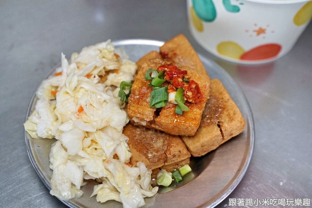 在地人的回憶!50年「雙鍋」臭豆腐搭冰梅泡菜超開胃,嘗鮮必試每日限量「豬眼睛」 在地人的回憶!50年「雙鍋」臭豆腐搭冰梅泡菜超開胃,嘗鮮必試每日限量「豬眼睛」