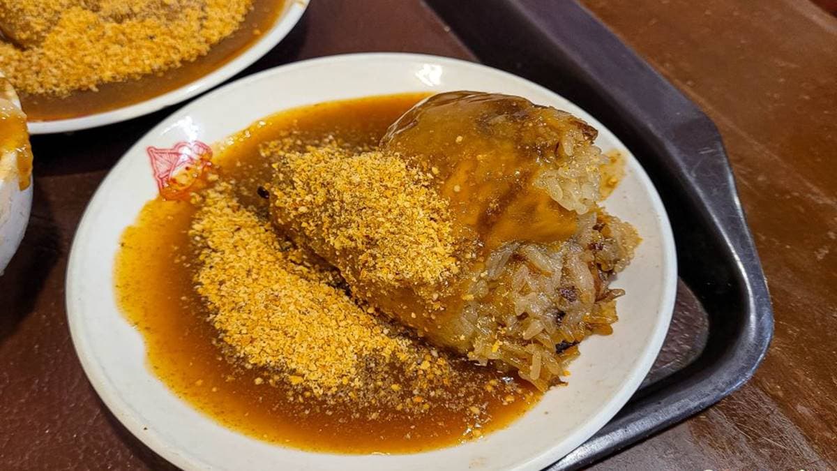 4.2顆星好評!70年老字號「南部粽」要撒花生粉才對味,豬腳湯濃郁不死鹹也必推 4.2顆星好評!70年老字號「南部粽」要撒花生粉才對味,豬腳湯濃郁不死鹹也必推