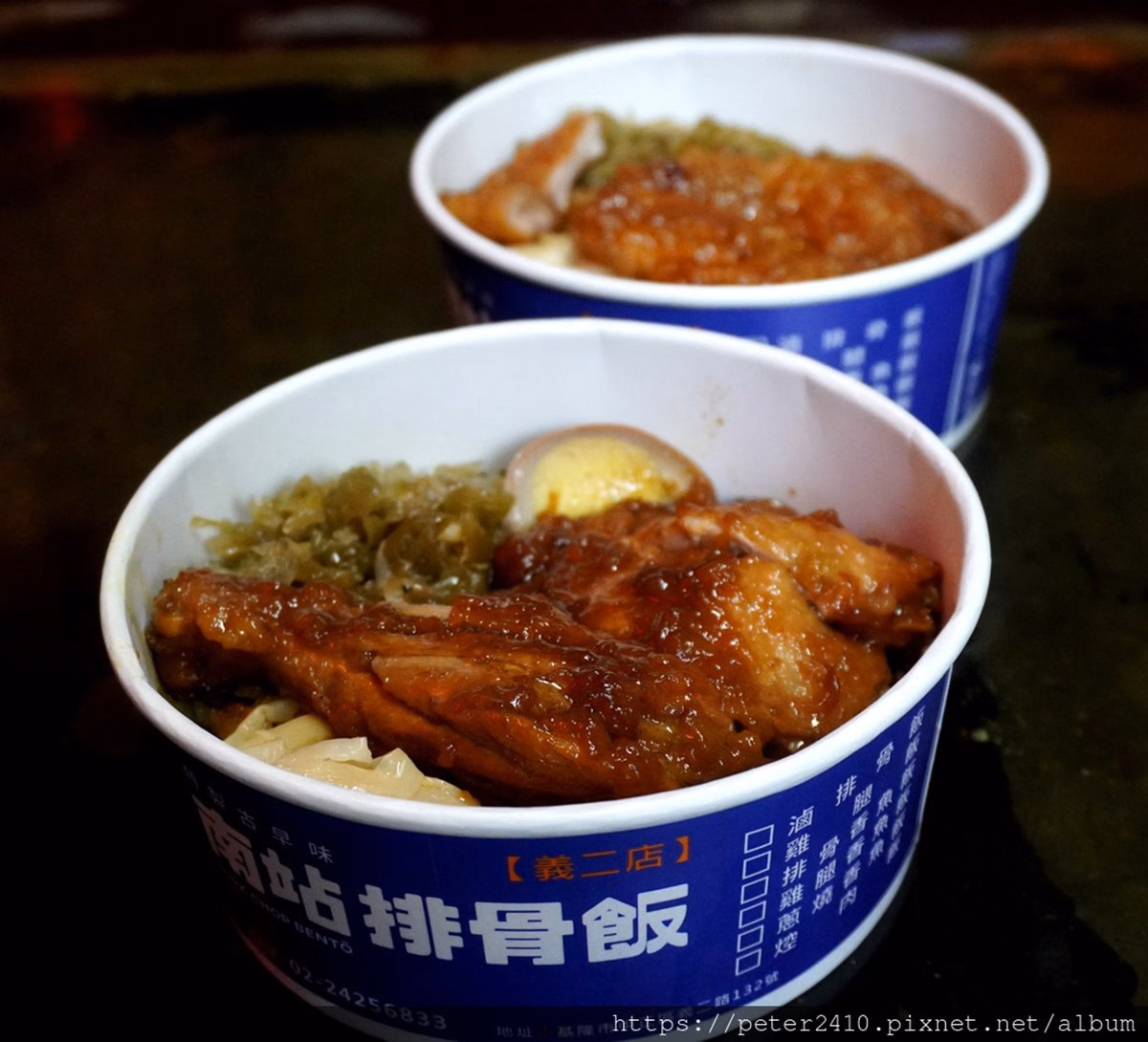 先炸後滷超入味!「古早味排骨飯」口感扎實不鹹膩,滿料味噌湯1碗只要10元 先炸後滷超入味!「古早味排骨飯」口感扎實不鹹膩,滿料味噌湯1碗只要10元
