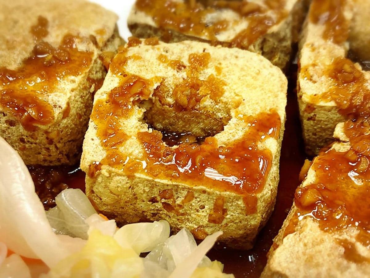 內行人才知!超低調小店必吃爆汁臭豆腐、「山珍海味」麵線,自煮古早味紅茶濃厚不死甜 內行人才知!超低調小店必吃爆汁臭豆腐、「山珍海味」麵線,自煮古早味紅茶濃厚不死甜