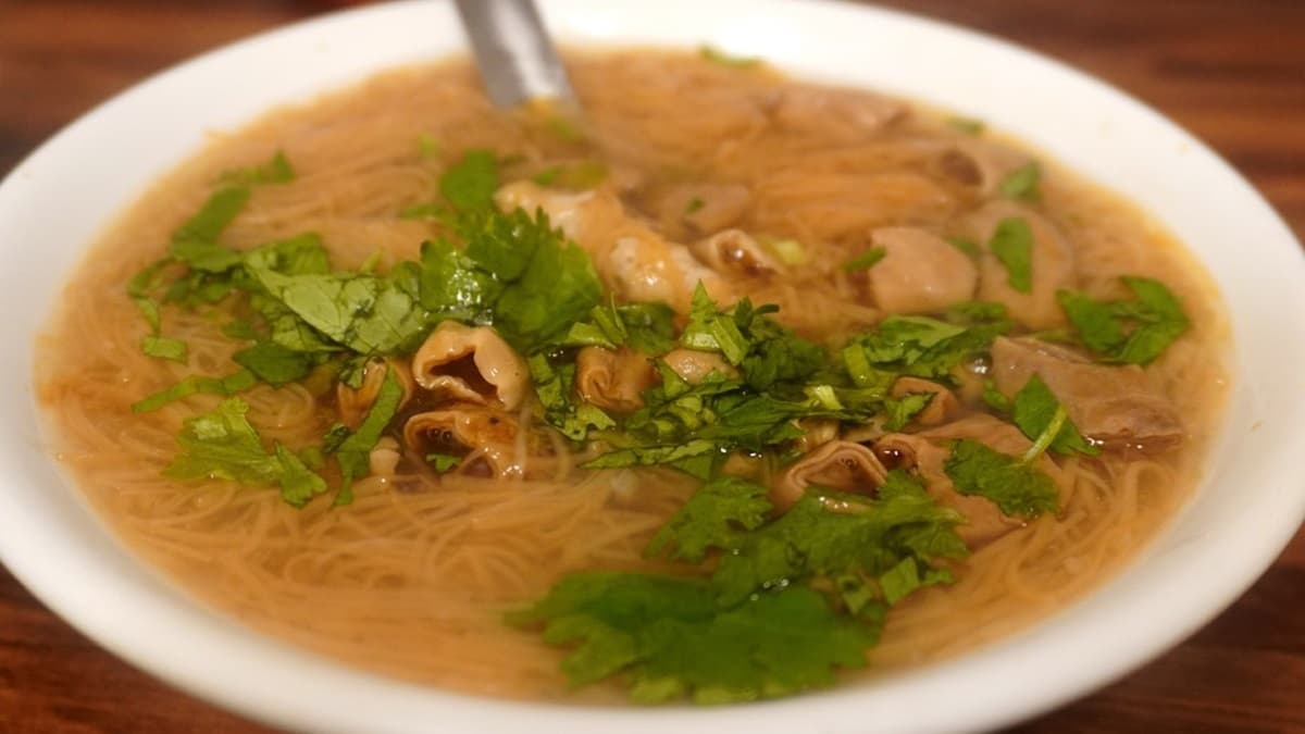 部落客激推!滿料「混腸」麵線早午餐才吃得到,必搭自製辣蘿蔔更過癮