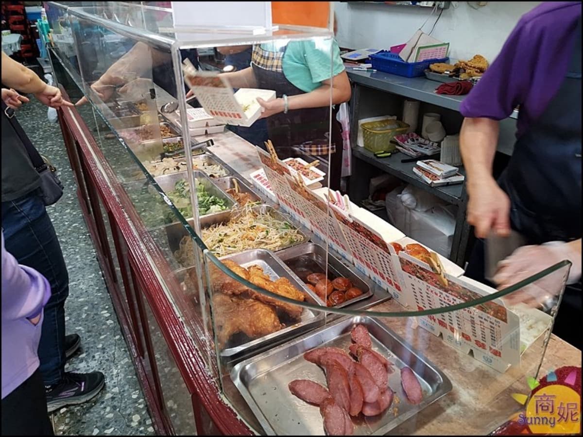 網推超人氣燒臘店!選擇困難症先嗑大分量「三寶飯」,秒殺級烤鴨腿晚來吃不到 網推超人氣燒臘店!選擇困難症先嗑大分量「三寶飯」,秒殺級烤鴨腿晚來吃不到