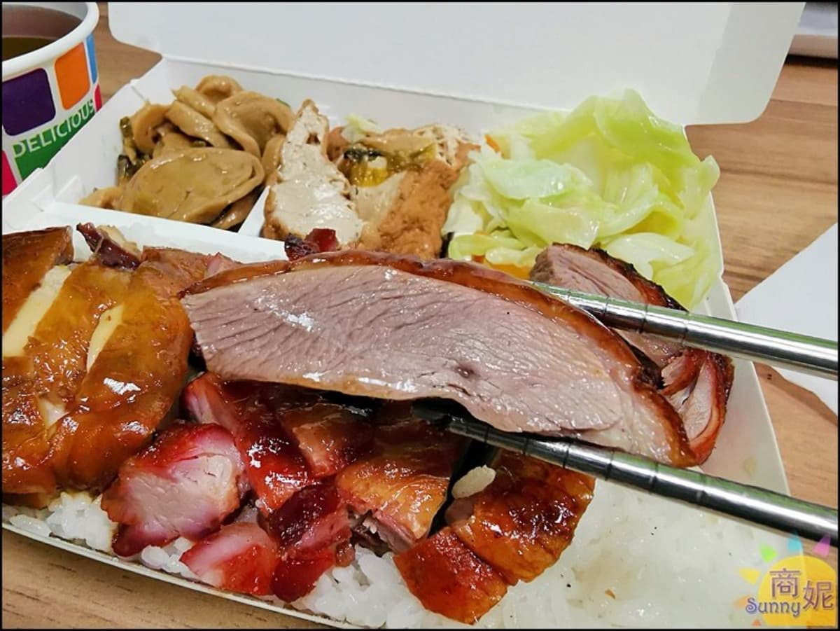 網推超人氣燒臘店!選擇困難症先嗑大分量「三寶飯」,秒殺級烤鴨腿晚來吃不到 網推超人氣燒臘店!選擇困難症先嗑大分量「三寶飯」,秒殺級烤鴨腿晚來吃不到