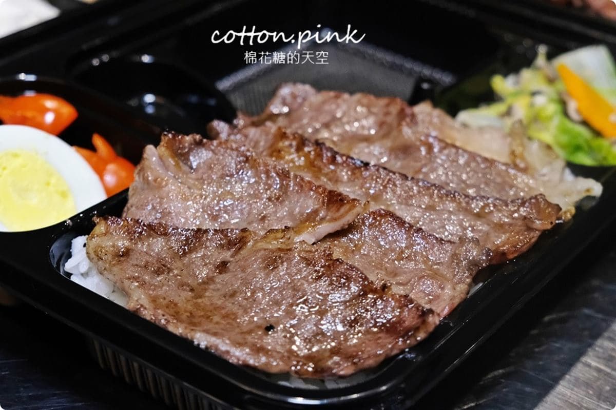 抗疫下殺75折!人氣燒肉店「A5和牛便當+雞湯」只要300元,加價79元還有現做檸檬塔 抗疫下殺75折!人氣燒肉店「A5和牛便當+雞湯」只要300元,加價79元還有現做檸檬塔