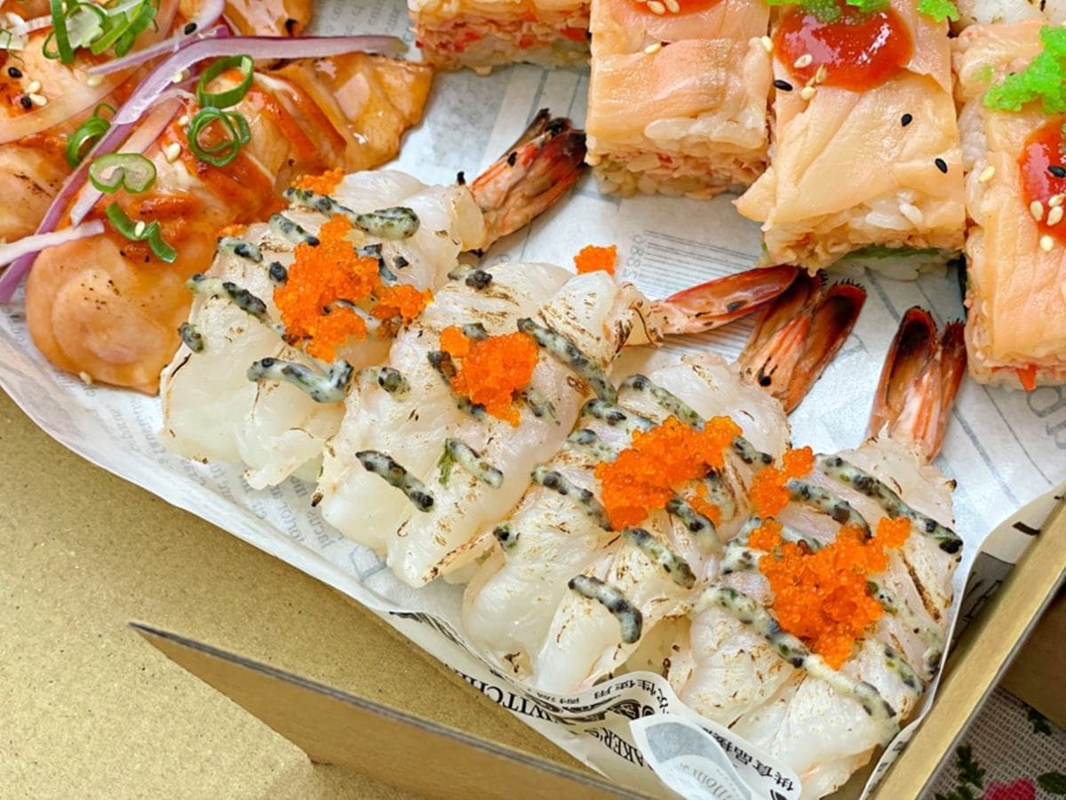 浮誇外帶美食再+1!「美式壽司」超值組合1次吃6種口味,先嗑季節限定芒果炸蝦 浮誇外帶美食再+1!「美式壽司」超值組合1次吃6種口味,先嗑季節限定芒果炸蝦