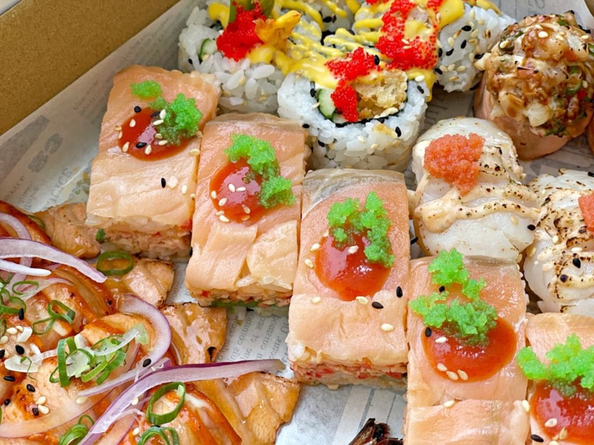 浮誇外帶美食再+1!「美式壽司」超值組合1次吃6種口味,先嗑季節限定芒果炸蝦 浮誇外帶美食再+1!「美式壽司」超值組合1次吃6種口味,先嗑季節限定芒果炸蝦