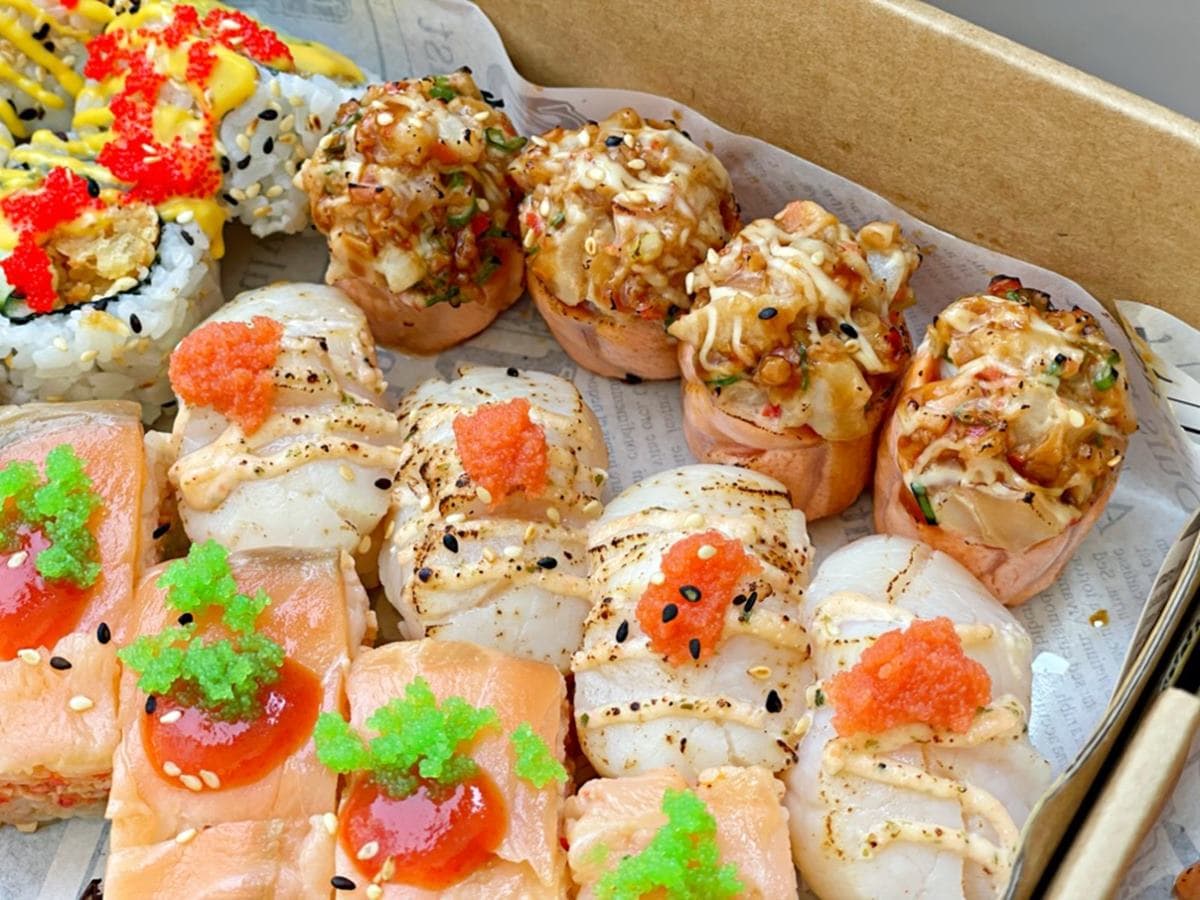 浮誇外帶美食再+1!「美式壽司」超值組合1次吃6種口味,先嗑季節限定芒果炸蝦 浮誇外帶美食再+1!「美式壽司」超值組合1次吃6種口味,先嗑季節限定芒果炸蝦
