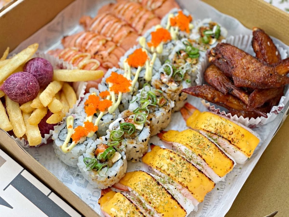 浮誇外帶美食再+1!「美式壽司」超值組合1次吃6種口味,先嗑季節限定芒果炸蝦 浮誇外帶美食再+1!「美式壽司」超值組合1次吃6種口味,先嗑季節限定芒果炸蝦