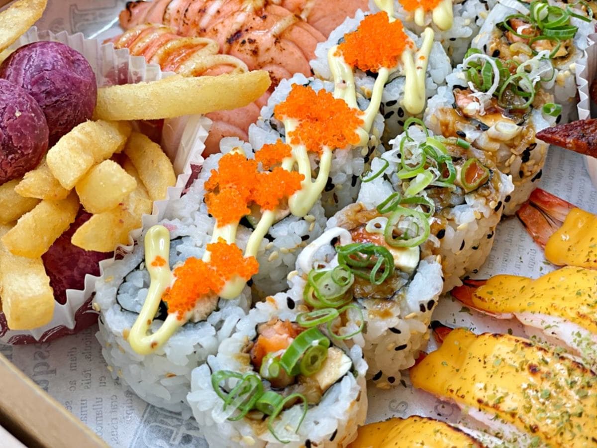 浮誇外帶美食再+1!「美式壽司」超值組合1次吃6種口味,先嗑季節限定芒果炸蝦 浮誇外帶美食再+1!「美式壽司」超值組合1次吃6種口味,先嗑季節限定芒果炸蝦