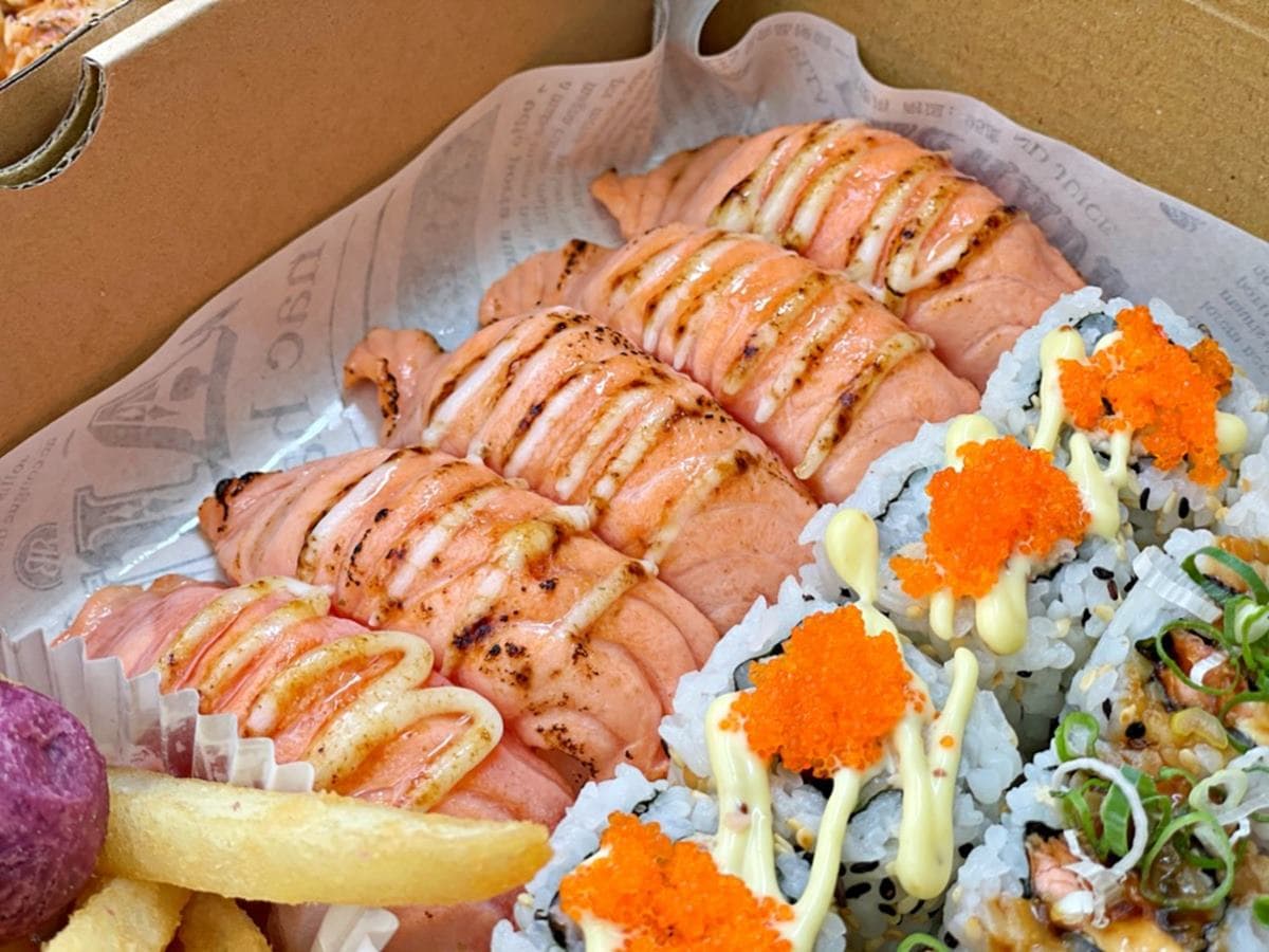 浮誇外帶美食再+1!「美式壽司」超值組合1次吃6種口味,先嗑季節限定芒果炸蝦 浮誇外帶美食再+1!「美式壽司」超值組合1次吃6種口味,先嗑季節限定芒果炸蝦