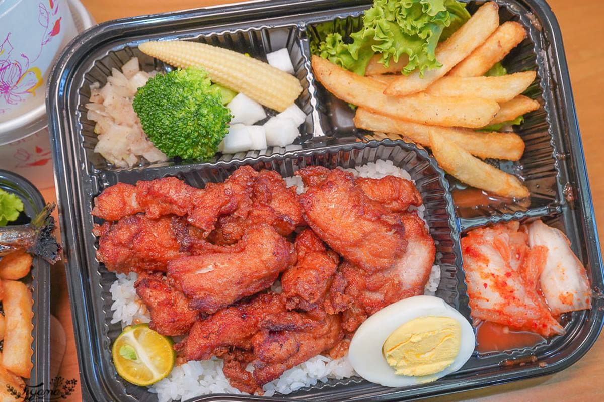 滿出來了!日式丼飯「鯖魚一夜干」比便當盒還大,爆量粉嫩「炸牛排」只要218元 滿出來了!日式丼飯「鯖魚一夜干」比便當盒還大,爆量粉嫩「炸牛排」只要218元