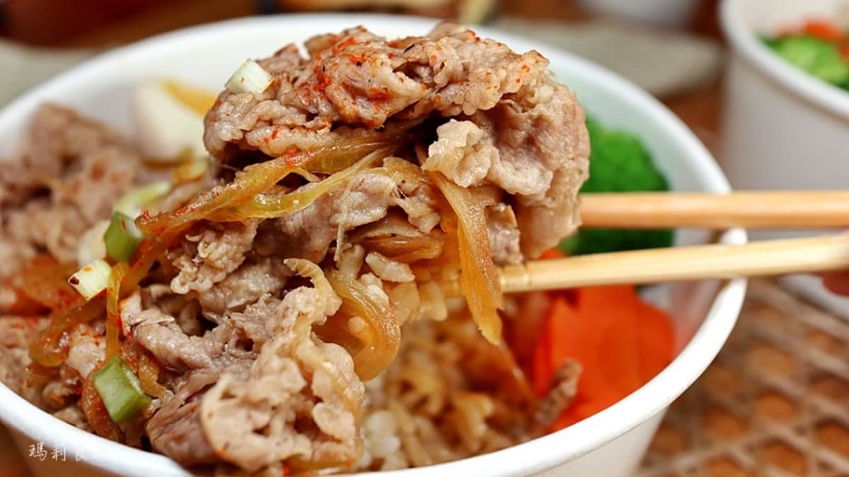 118元爽吃和牛!知名壽喜燒推3款7折「肉肉餐盒」,先嗑「厚切金磚丼」、爆量安格斯 118元爽吃和牛!知名壽喜燒推3款7折「肉肉餐盒」,先嗑「厚切金磚丼」、爆量安格斯