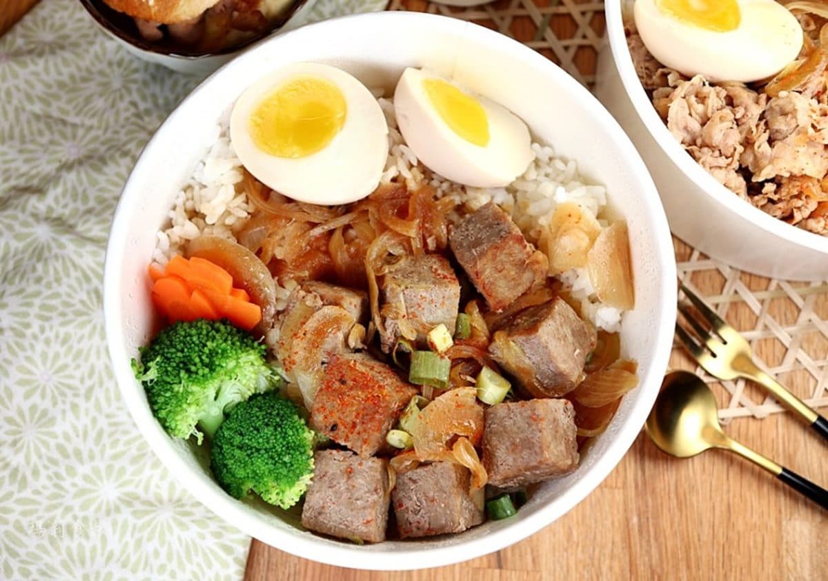 118元爽吃和牛!知名壽喜燒推3款7折「肉肉餐盒」,先嗑「厚切金磚丼」、爆量安格斯 118元爽吃和牛!知名壽喜燒推3款7折「肉肉餐盒」,先嗑「厚切金磚丼」、爆量安格斯