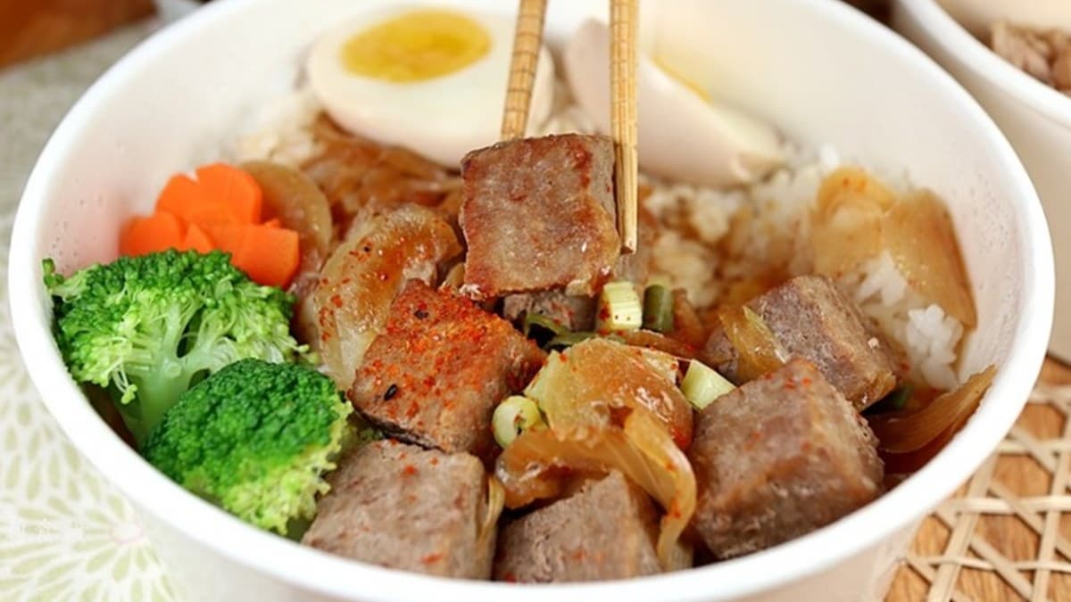 118元爽吃和牛!知名壽喜燒推3款7折「肉肉餐盒」,先嗑「厚切金磚丼」、爆量安格斯 118元爽吃和牛!知名壽喜燒推3款7折「肉肉餐盒」,先嗑「厚切金磚丼」、爆量安格斯