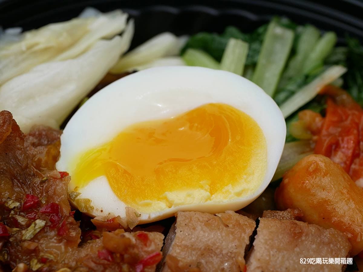 限量請預訂!大分量「手作餐盒」必吃祕製壺底醬油滷排骨,人氣無骨椒麻雞酸辣超開胃 限量請預訂!大分量「手作餐盒」必吃祕製壺底醬油滷排骨,人氣無骨椒麻雞酸辣超開胃