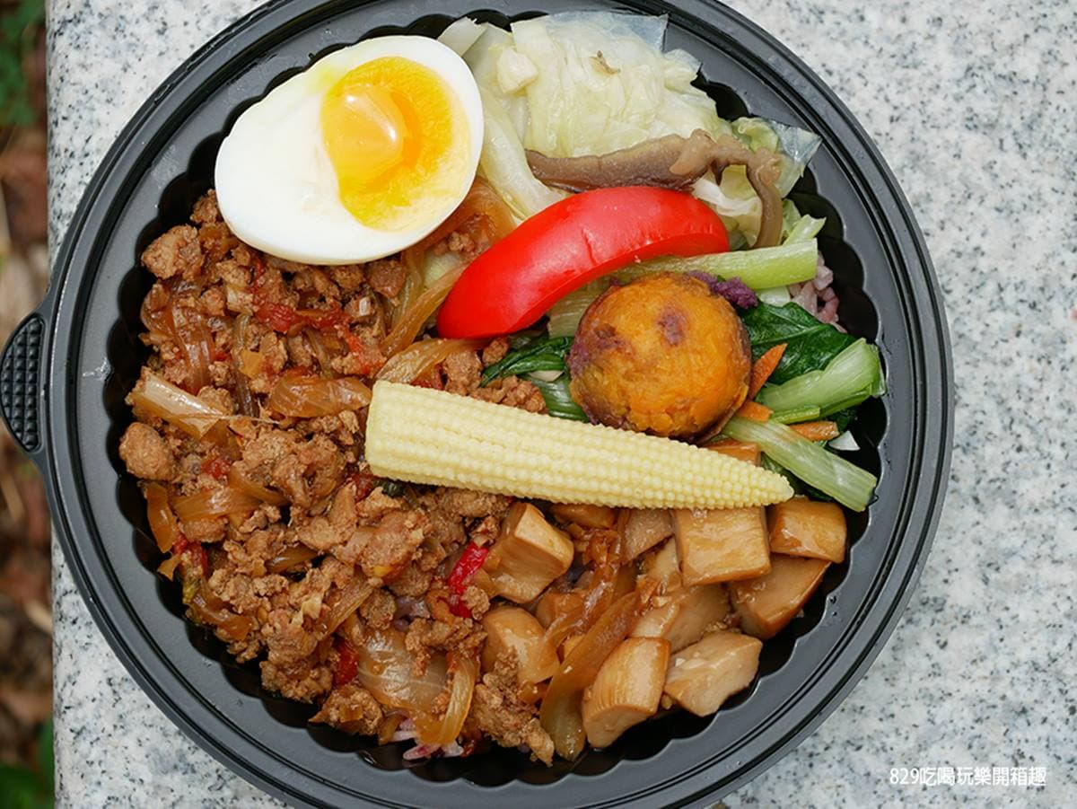 限量請預訂!大分量「手作餐盒」必吃祕製壺底醬油滷排骨,人氣無骨椒麻雞酸辣超開胃 限量請預訂!大分量「手作餐盒」必吃祕製壺底醬油滷排骨,人氣無骨椒麻雞酸辣超開胃