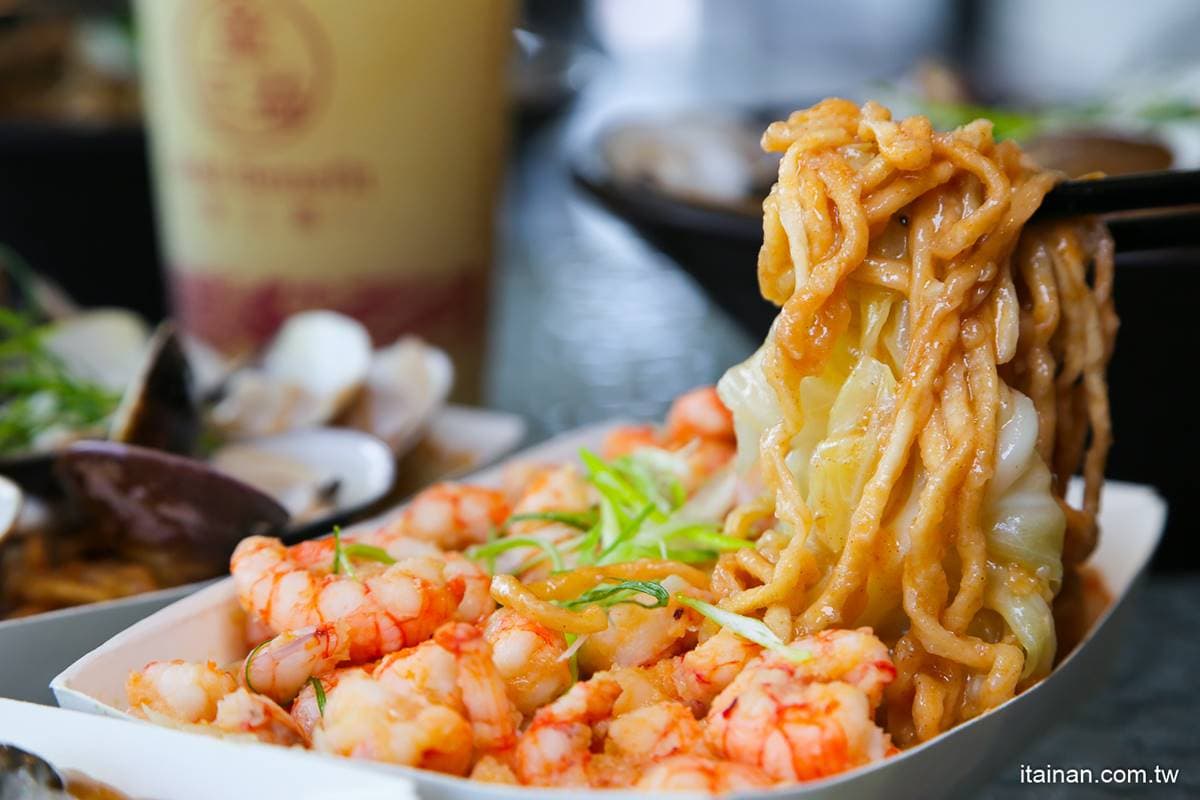 被飲料耽誤的浮誇麵店!超澎派海鮮意麵鋪滿火燒蝦、金錢鮑,重口味必啃新品麻辣鴨舌 被飲料耽誤的浮誇麵店!超澎派海鮮意麵鋪滿火燒蝦、金錢鮑,重口味必啃新品麻辣鴨舌