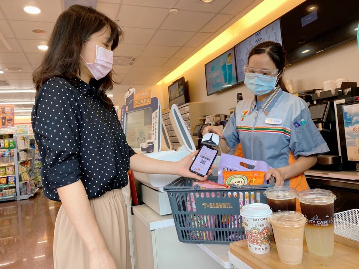 4大超商「微解封」優惠包:小七CITY系列任選第2杯半價,全家咖啡、酷繽沙買一送一 4大超商「微解封」優惠包:小七CITY系列任選第2杯半價,全家咖啡、酷繽沙買一送一