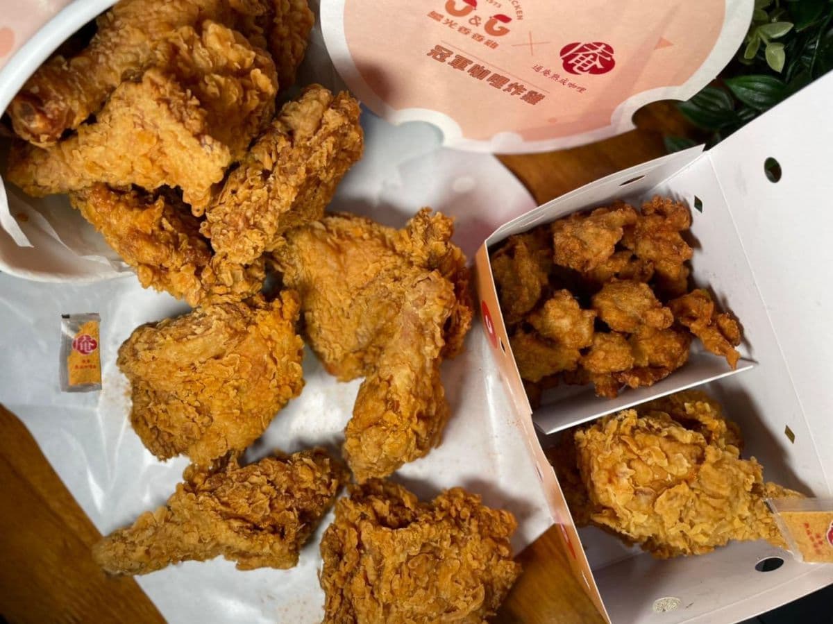 都是雞腿+腿排不用挑!繼光香香雞首度推「美式炸雞桶」,還能加「通庵咖哩粉包」 都是雞腿+腿排不用挑!繼光香香雞首度推「美式炸雞桶」,還能加「通庵咖哩粉包」