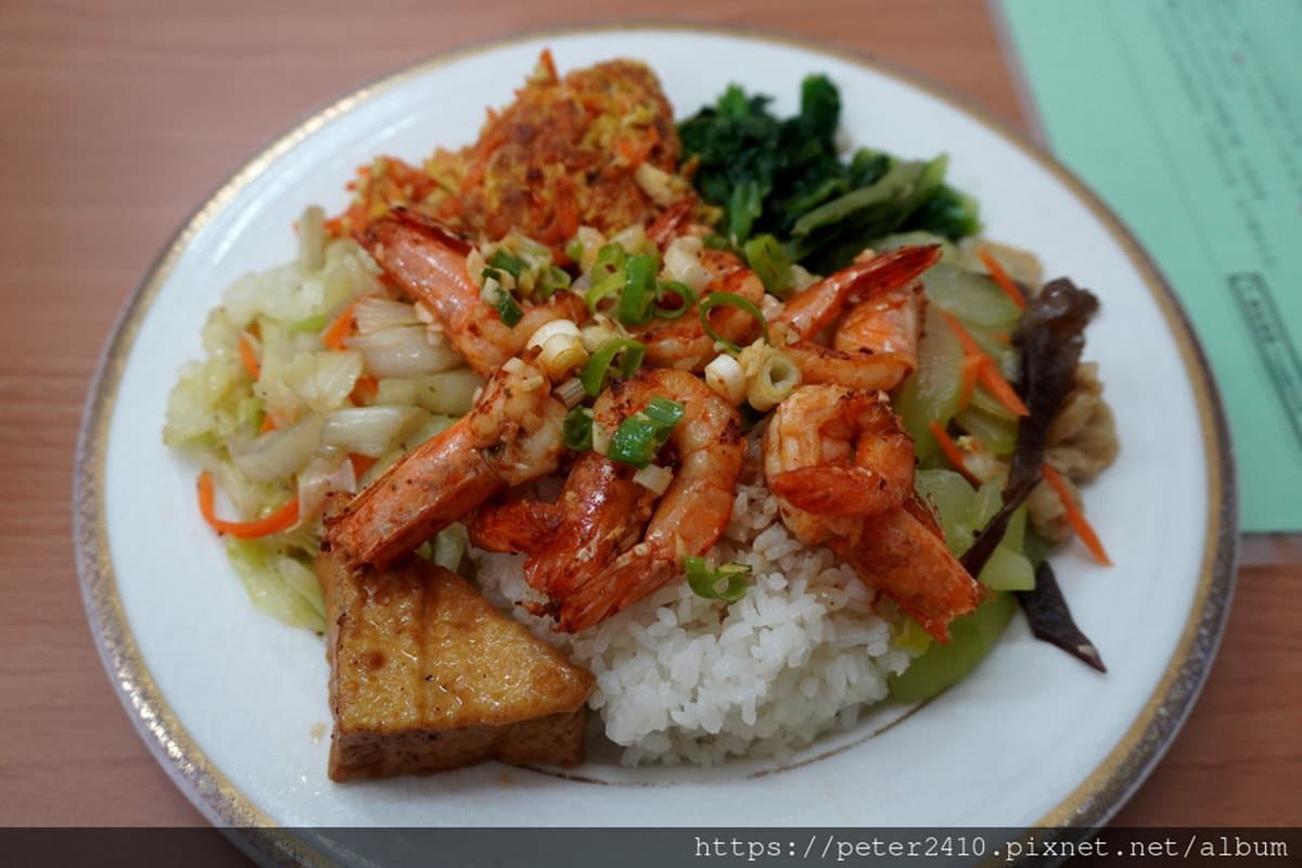 4.8顆星好評!高人氣簡餐店「健康餐」鋪滿6尾白蝦,肉控必嗑噴汁超厚雞腿排 4.8顆星好評!高人氣簡餐店「健康餐」鋪滿6尾白蝦,肉控必嗑噴汁超厚雞腿排