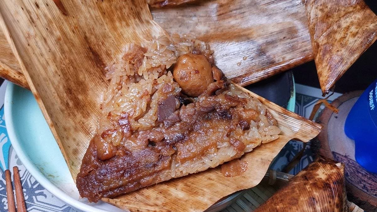 這不是粽子!40年老字號「竹葉米糕」肉燥香氣超濃郁,必搭靈魂配料「滷丸」才對味 這不是粽子!40年老字號「竹葉米糕」肉燥香氣超濃郁,必搭靈魂配料「滷丸」才對味