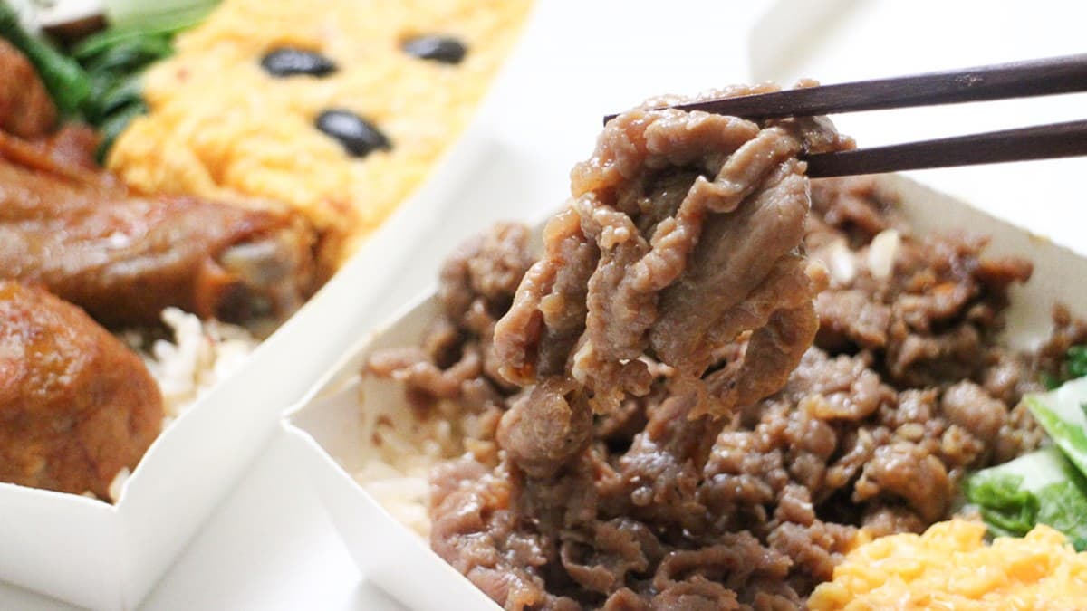 高CP值便當再+1!滿料「燒肉滑蛋飯」只要75元,雙主菜「雞腿滷丸」微辣唰嘴也超欠吃 高CP值便當再+1!滿料「燒肉滑蛋飯」只要75元,雙主菜「雞腿滷丸」微辣唰嘴也超欠吃