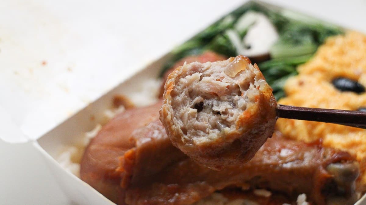 高CP值便當再+1!滿料「燒肉滑蛋飯」只要75元,雙主菜「雞腿滷丸」微辣唰嘴也超欠吃 高CP值便當再+1!滿料「燒肉滑蛋飯」只要75元,雙主菜「雞腿滷丸」微辣唰嘴也超欠吃
