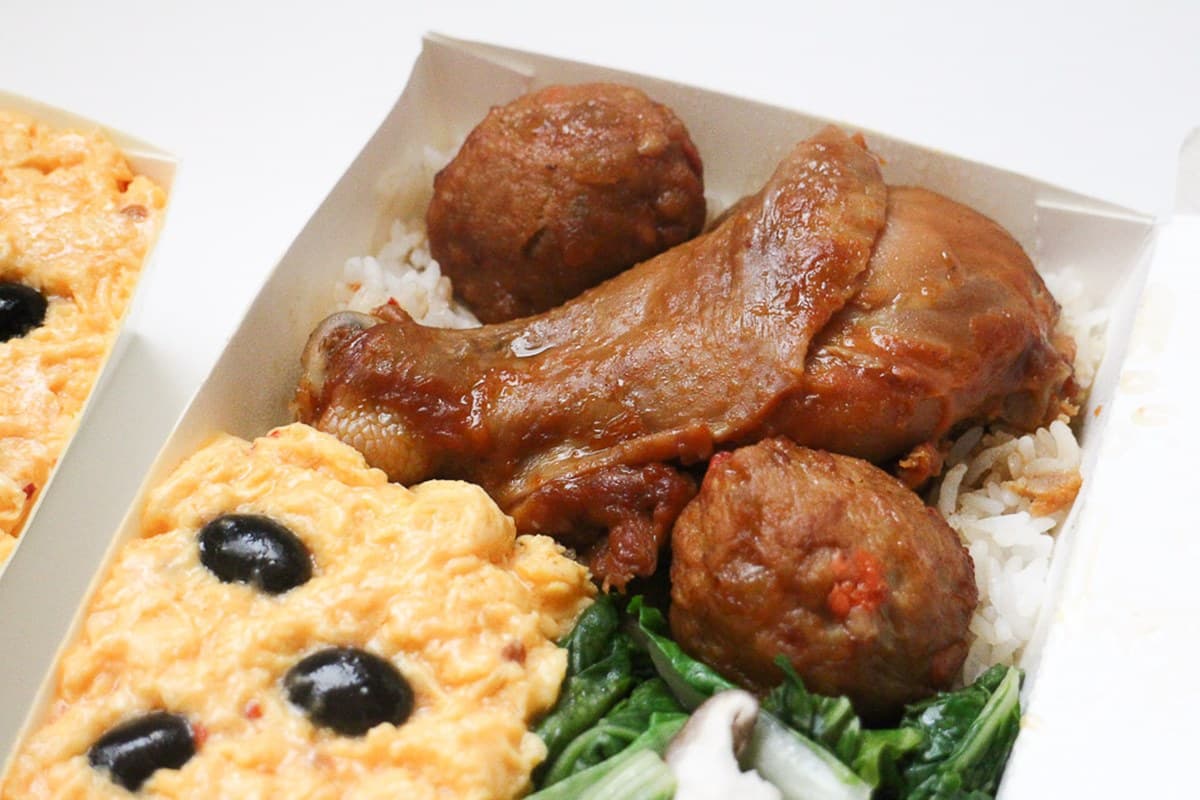 高CP值便當再+1!滿料「燒肉滑蛋飯」只要75元,雙主菜「雞腿滷丸」微辣唰嘴也超欠吃 高CP值便當再+1!滿料「燒肉滑蛋飯」只要75元,雙主菜「雞腿滷丸」微辣唰嘴也超欠吃