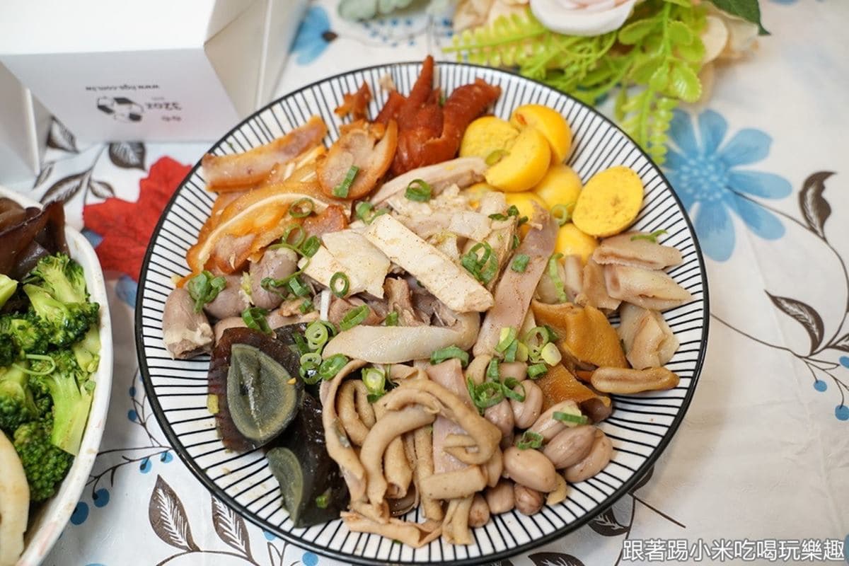 夏天吃最對味!煙燻「舒肥鹽水雞」搭特製祕醬超Juicy,下酒必點無骨鳳爪、爽脆鴨腸 夏天吃最對味!煙燻「舒肥鹽水雞」搭特製祕醬超Juicy,下酒必點無骨鳳爪、爽脆鴨腸