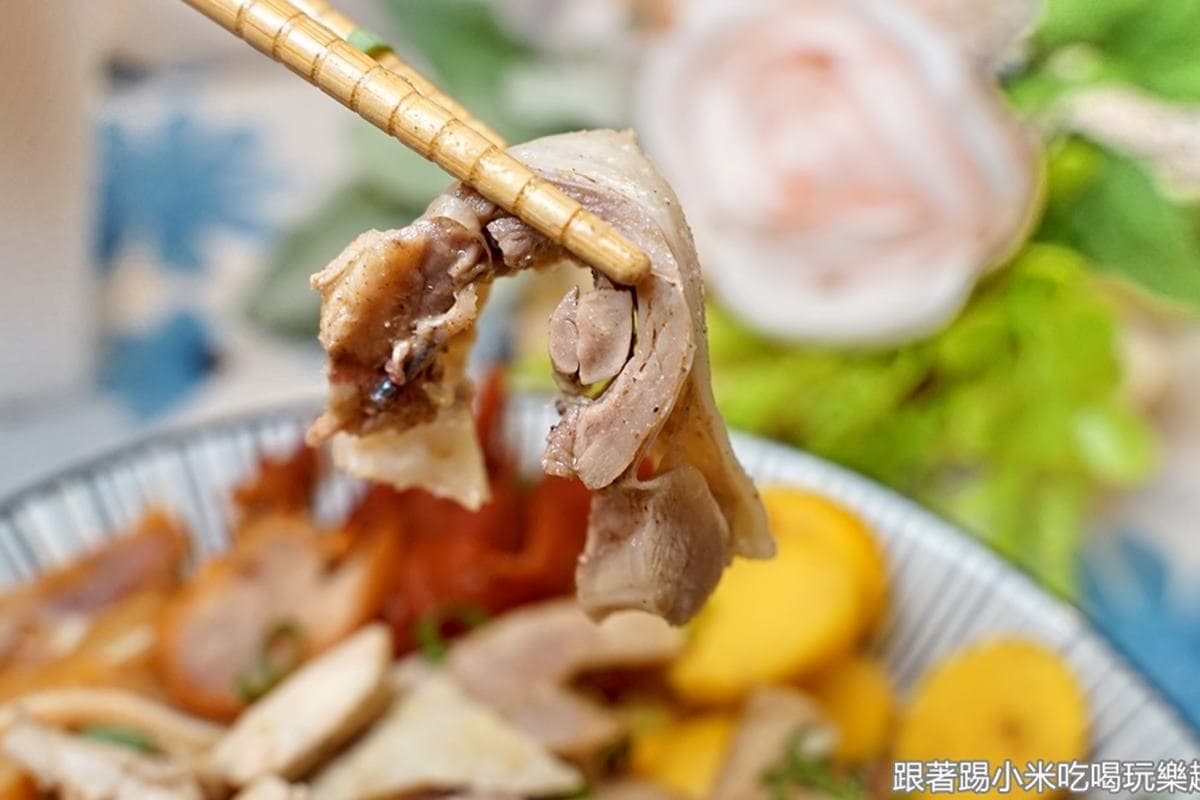 夏天吃最對味!煙燻「舒肥鹽水雞」搭特製祕醬超Juicy,下酒必點無骨鳳爪、爽脆鴨腸 夏天吃最對味!煙燻「舒肥鹽水雞」搭特製祕醬超Juicy,下酒必點無骨鳳爪、爽脆鴨腸