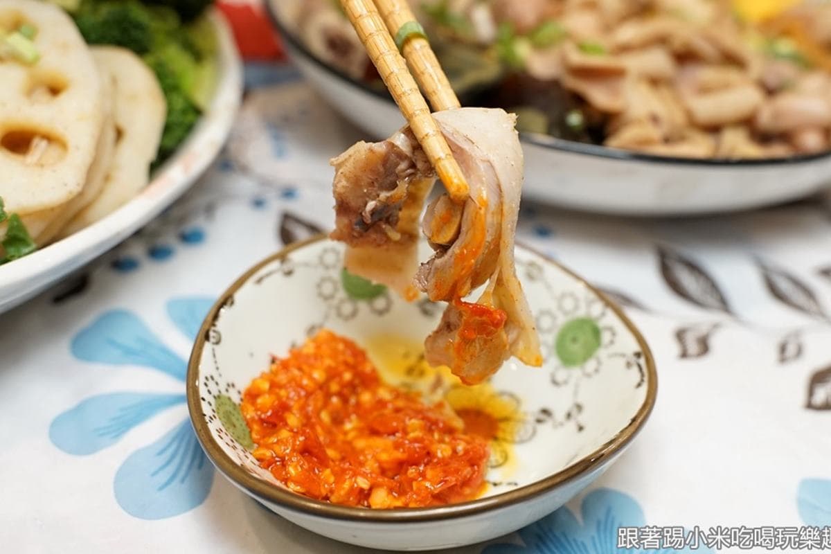 夏天吃最對味!煙燻「舒肥鹽水雞」搭特製祕醬超Juicy,下酒必點無骨鳳爪、爽脆鴨腸 夏天吃最對味!煙燻「舒肥鹽水雞」搭特製祕醬超Juicy,下酒必點無骨鳳爪、爽脆鴨腸